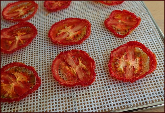 Dehydrated sliced plum tomatoes.